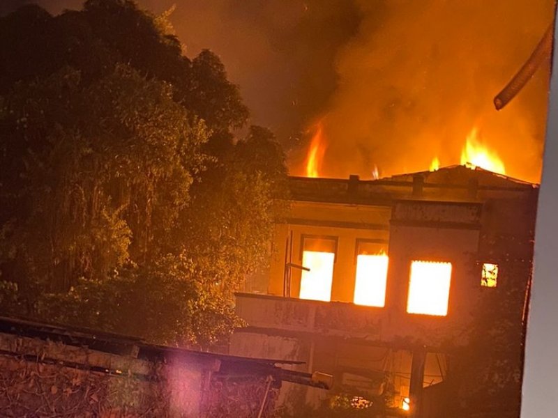 Imagem de Casarão pega fogo no Campo da Pólvora, em Nazaré