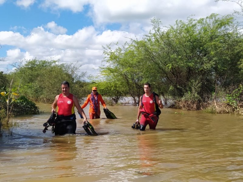 Imagem de Bombeiros resgatam corpo desparecido em lagoa de Guanambi