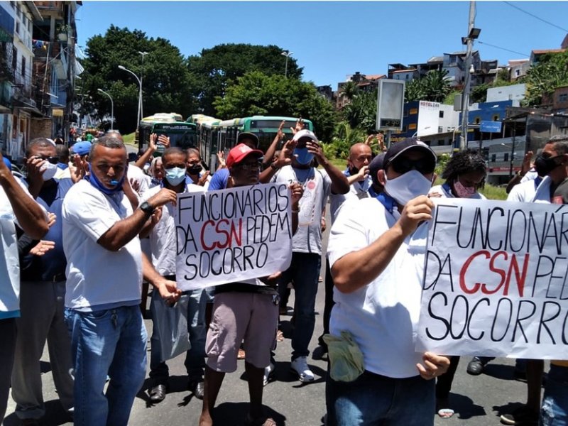 Imagem de Funcionários demitidos da CSN cobram pagamento de indenização em novo protesto na Estação da Lapa