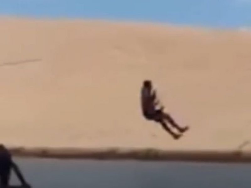 Imagem de Cabo de aço de tirolesa se rompe e turista cai durante passeio em praia do Ceará; assista