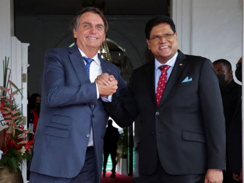 Imagem de Bolsonaro oferece apoio da Petrobras à exploração de petróleo no Suriname