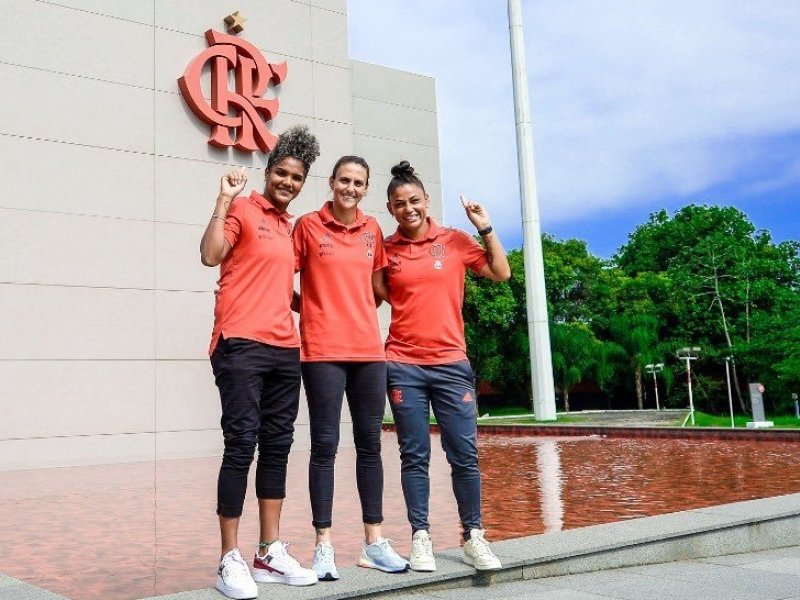 Imagem de Com meia da Seleção, Flamengo apresenta equipe feminina para 2022