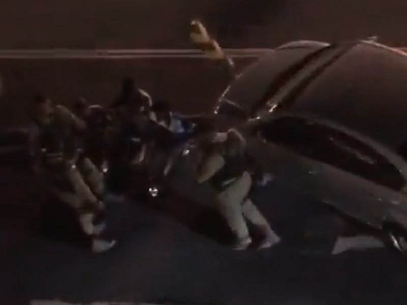Imagem de PM troca tiros com suspeitos de roubo em meio a Av. ACM; três homens foram presos