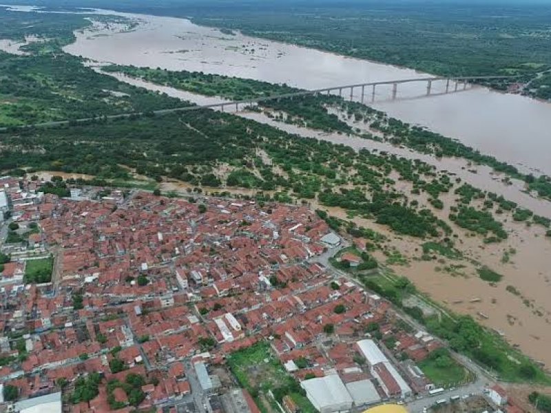 Imagem de  Rio São Francisco está 9m acima de seu nível normal e alaga comunidades ribeirinhas no oeste da BA