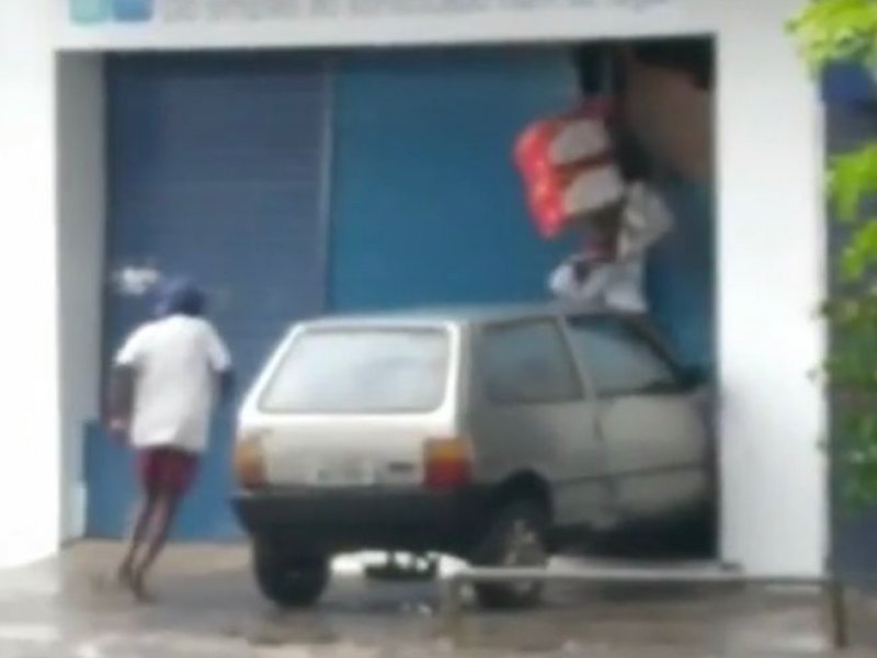 Imagem de Após carro invadir loja, pessoas saqueiam 'Feira do Lar' na Calçada