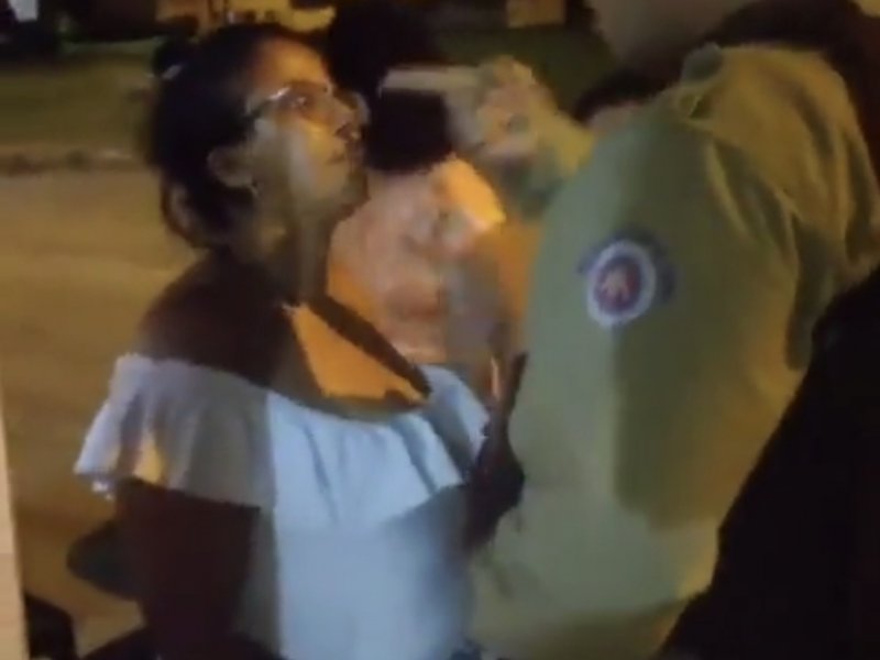 Imagem de Vídeo flagra PM agredindo mulher após chamado de poluição sonora em bairro de Porto Seguro