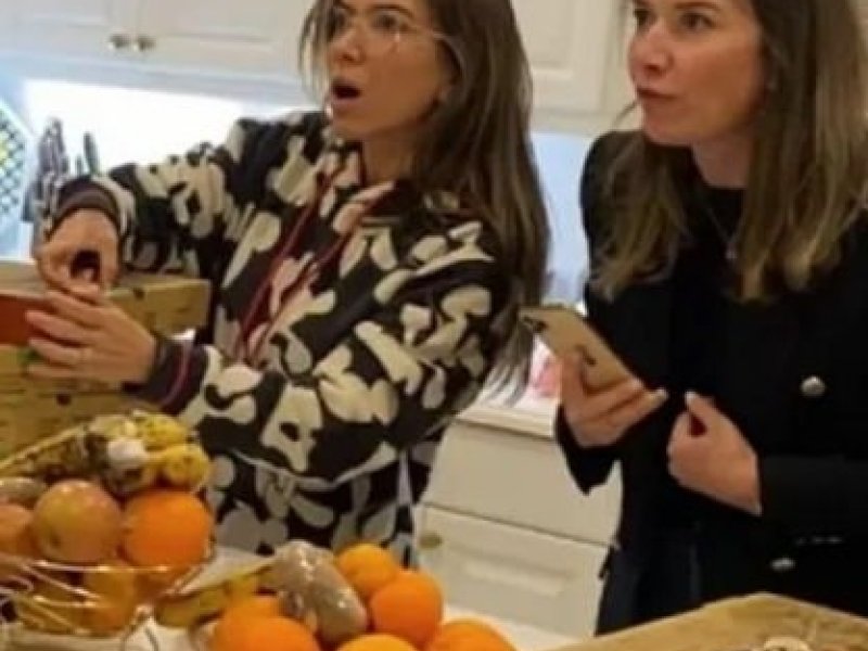 Imagem de BBB22: Patrícia e Rebeca Abravanel se surpreendem com strip de Tiago em rede nacional