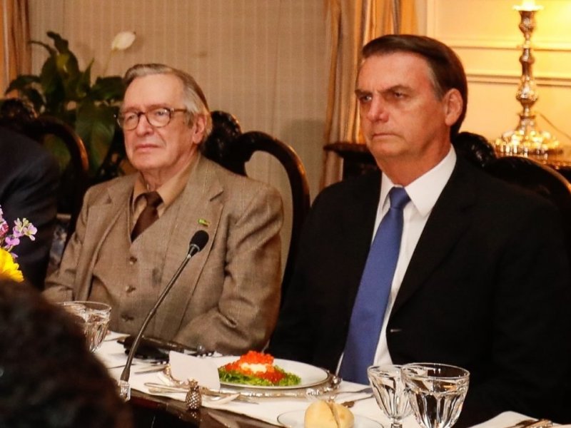 Imagem de Bolsonaro lamenta morte de seu 'guru' Olavo de Carvalho