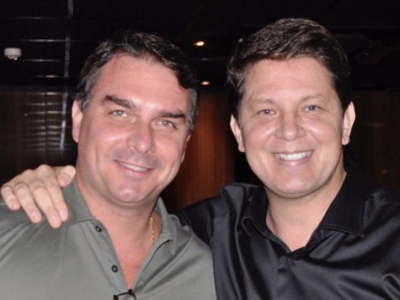 Imagem de Flávio Bolsonaro convida Mario Frias para concorrer a deputado pelo RJ