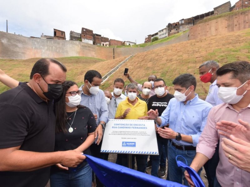 Imagem de Ao lado de ACM Neto, prefeito entrega contenção de encosta na Fazenda Grande do Retiro