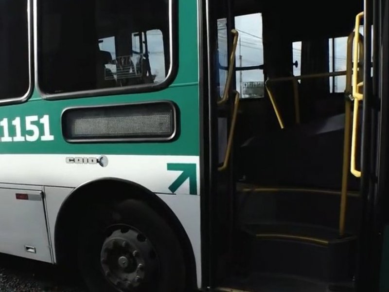 Imagem de Com um facão, homem assalta ônibus em Cajazeiras