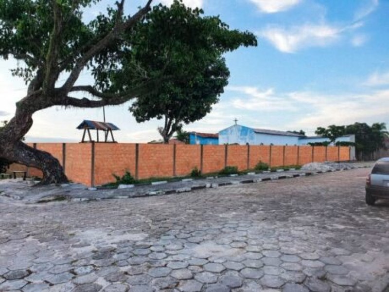 Imagem de Prefeito de Canavieiras alfineta padre após construção de muro em igreja da cidade