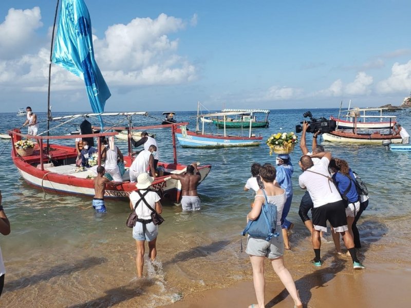 Imagem de Barco com presentes para Iemanjá é lançado na praia do Rio Vermelho