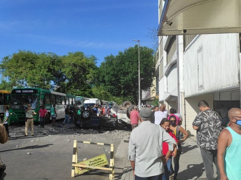 Imagem de Dois carros despencam de edifício garagem no Comércio e deixa feridos; veja vídeo