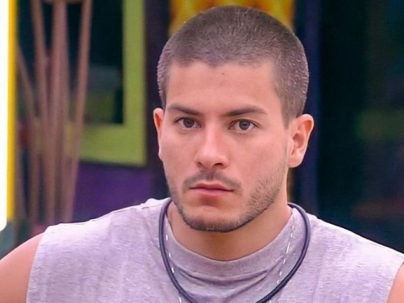 Imagem de Arthur Aguiar recebe declaração de amor no BBB após voltar do paredão; entenda