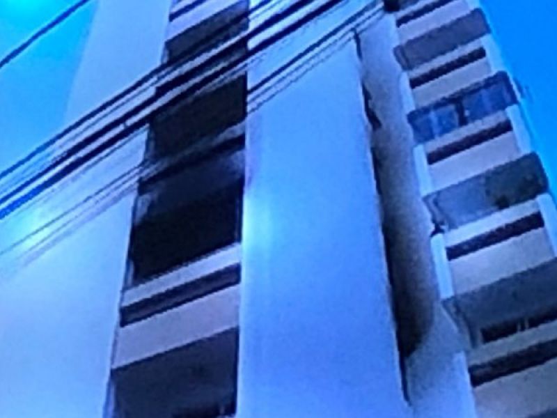 Imagem de Estudante de medicina morre ao cair de prédio em chamas na Barra