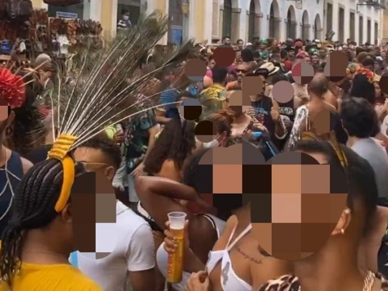 Imagem de Sem carnaval, bloco de rua promove aglomeração no centro histórico de Salvador