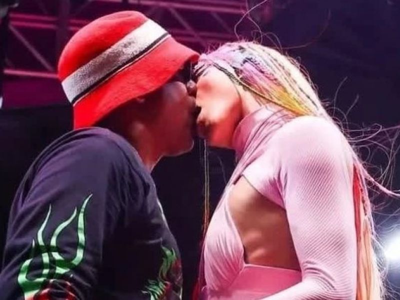 Imagem de Márcio Victor dá beijão em Pabllo Vittar durante show em São Paulo; veja vídeo
