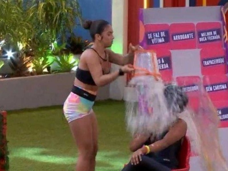 Imagem de BBB22: Maria é acusada de agressão após "bater" balde na cabeça de Natália em 'Jogo da Discórdia'