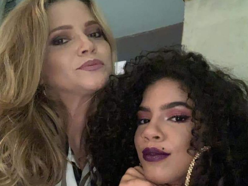 Imagem de Mãe de Maria chora ao falar sobre expulsão da filha e condena linchamento virtual