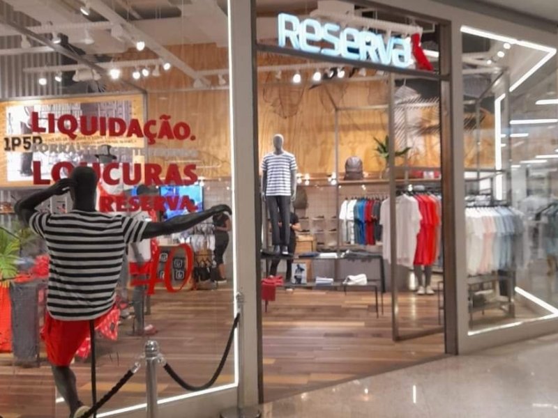 Imagem de Loja Reserva é acusada de racismo após utilizar manequim negro representando assalto; movimento repudia