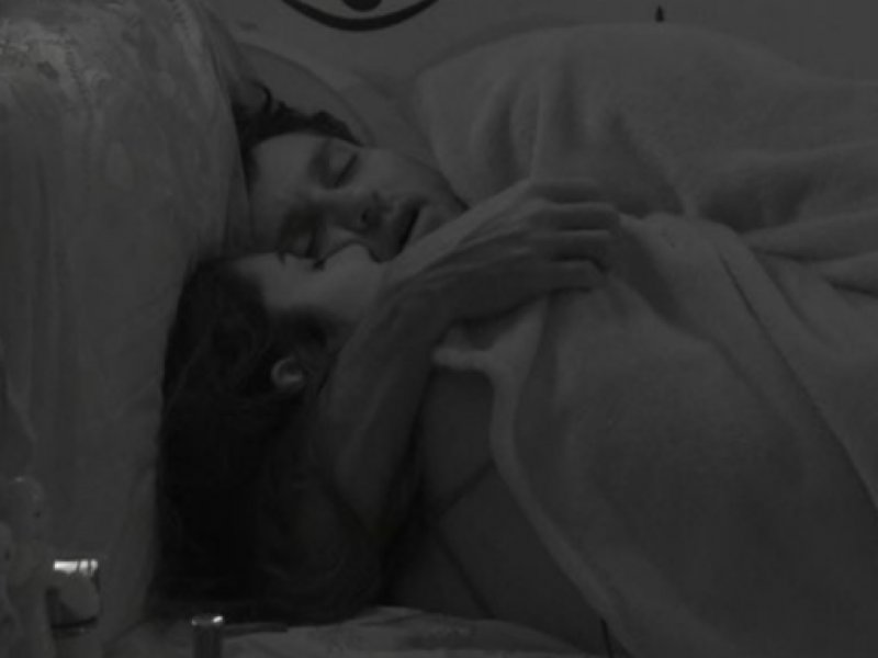 Imagem de BBB22: Clima entre Eslô e Lucas esquenta debaixo do edredom; veja vídeo