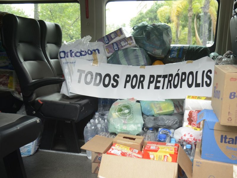 Imagem de Voluntários se solidarizam e ajudam população de Petrópolis