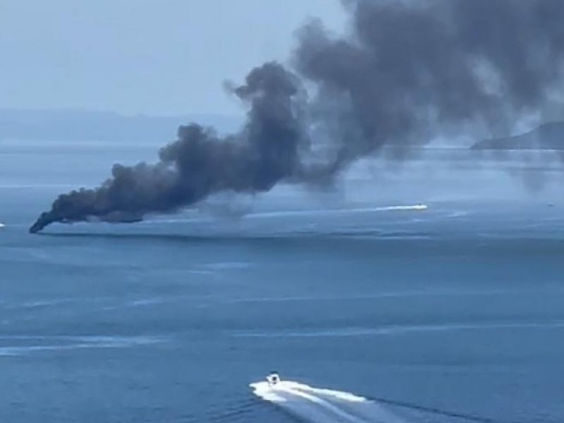 Imagem de Lancha pega fogo na Baía de Todos os Santos; ao menos 10 pessoas estavam a bordo