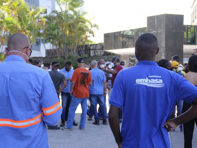 Imagem de Trabalhadores da Embasa fazem manifestação na AL-BA contra privatização da estatal