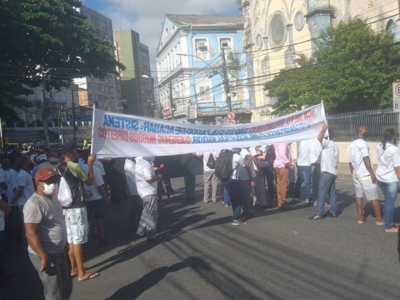 Imagem de Ex-funcionários do CSN protestam em frente ao MP-BA