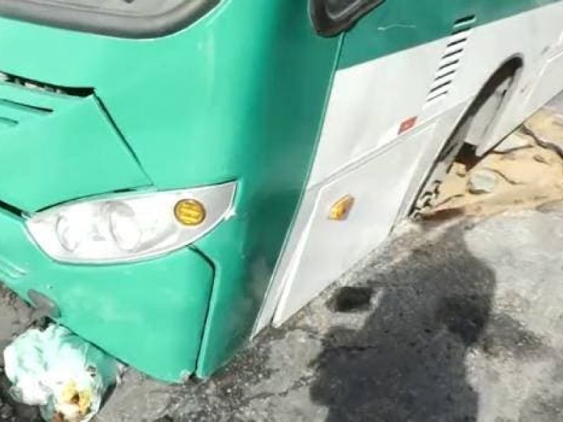 Imagem de Ônibus fica preso em buraco e deixa trânsito congestionado em Sussuarana