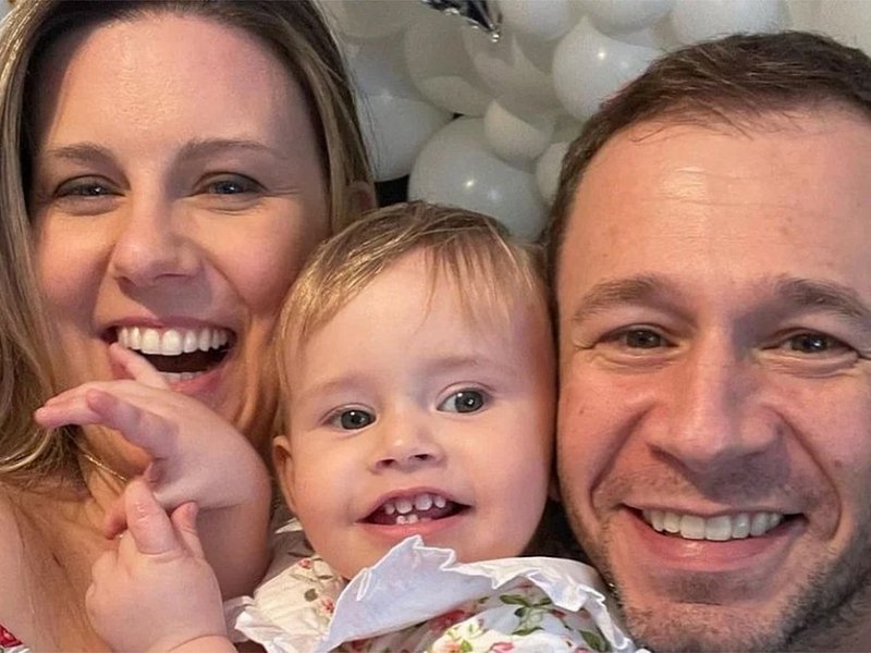 Imagem de Filha de Tiago Leifert se recupera bem após quimioterapia