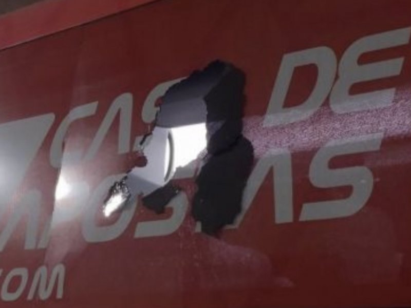 Imagem de Ônibus do Bahia é atacado e goleiro fica ferido; veja