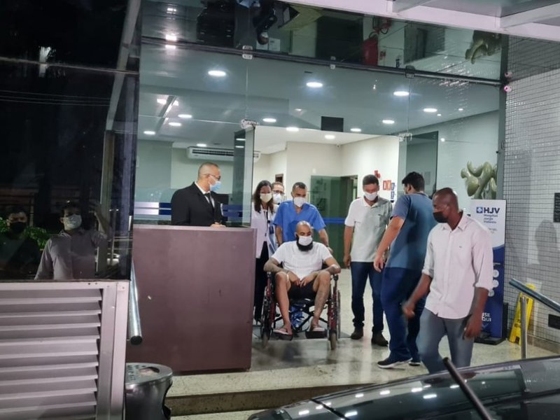Imagem de Goleiro do Bahia recebe alta após ataque contra ônibus do time
