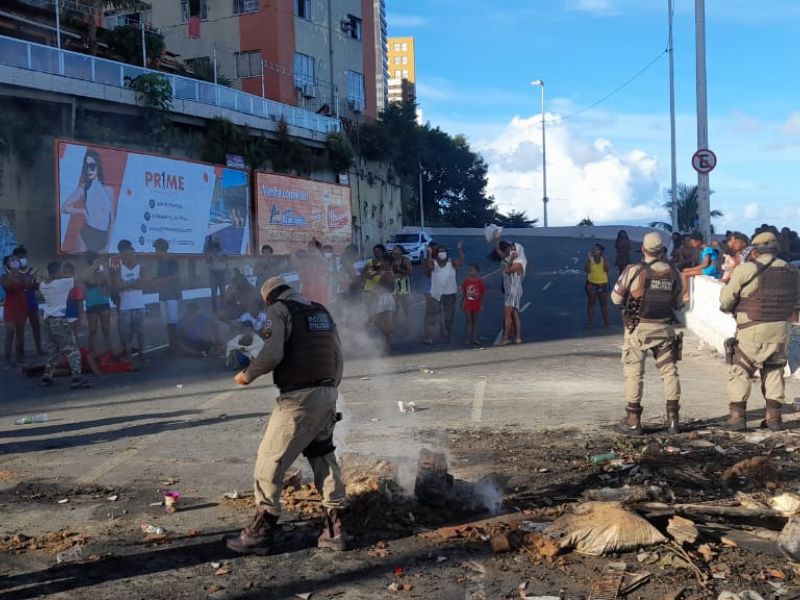 Imagem de Moradores da Gamboa realizam protesto contra morte de jovem