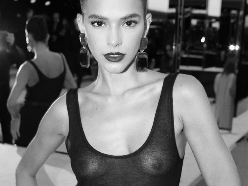 Imagem de Bruna Marquezine exibe seios durante desfile em Paris; veja fotos