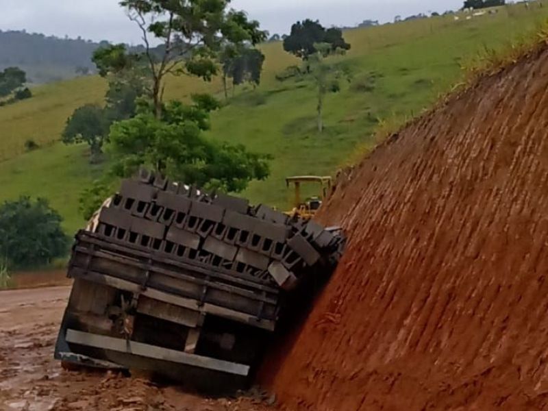 Imagem de Caminhão derrapa na lama e bloqueia pista em Elísio Medrado