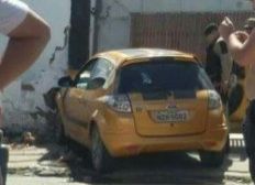 Imagem de Duas pessoas são baleadas dentro de carro em Camaçari