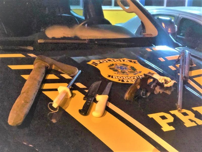 Imagem de Trio foge após ser abordado pela polícia e carro roubado é recuperado