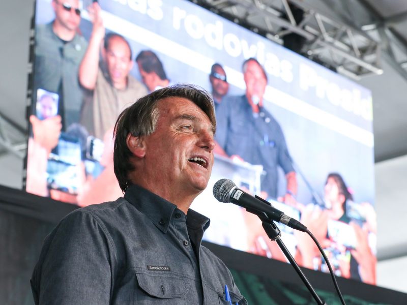 Imagem de Após negar massacre, Bolsonaro receberá pessoalmente brasileiros vindos da Ucrânia