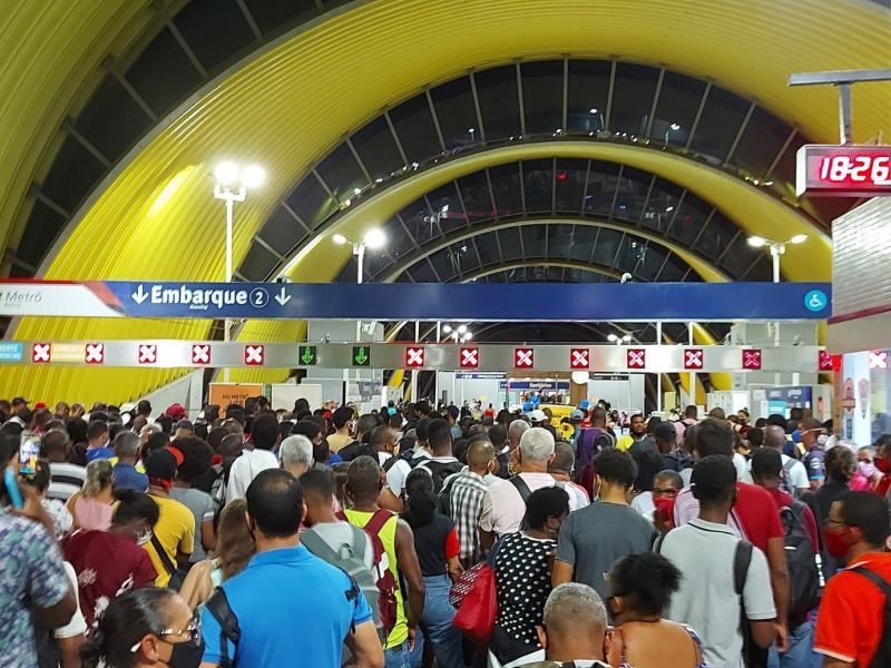 Imagem de Metrô de Salvador tem instabilidade elétrica e deixa passageiros trancados em vagões