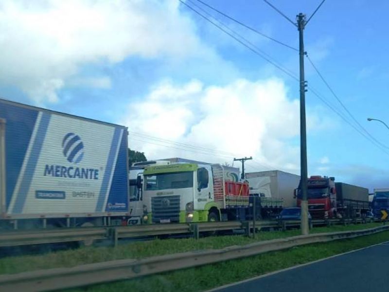 Imagem de Protesto causa congestionamento na BR-324 em Amélia Rodrigues