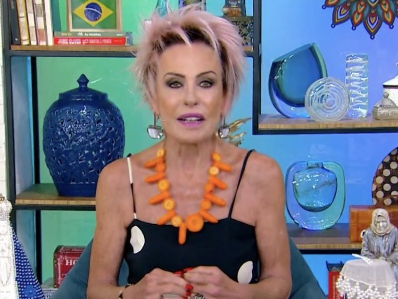 Imagem de Com colar de cenoura, Ana Maria Braga protesta contra alta do preço: 'Acessório caríssimo'