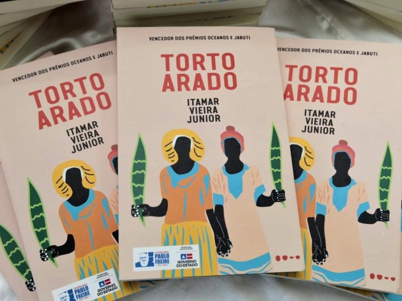 Imagem de Rede estadual de ensino recebe seis mil exemplares do livro Torto Arado