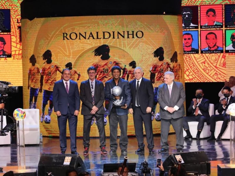 Imagem de Ronaldinho e Roberto Carlos integram Hall da Fama do Futebol Internacional