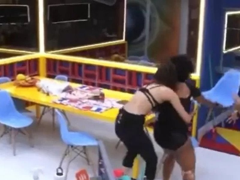 Imagem de Natália se exalta, arremessa cadeiras, perde estalecas e leva bronca da produção: ‘Proibido beber álcool’