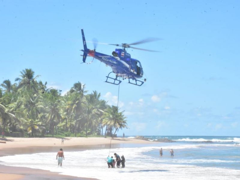 Imagem de Quatro pessoas são resgatadas por helicóptero da PM após se afogarem na praia de Busca Vida