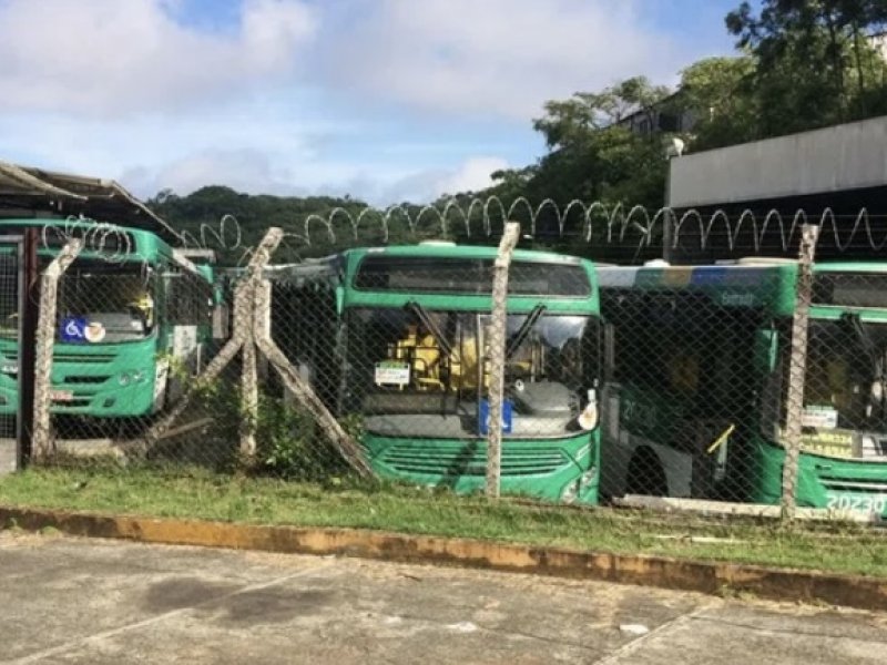 Imagem de Rodoviários de Salvador atrasam saída de ônibus das garagens nesta terça (29)