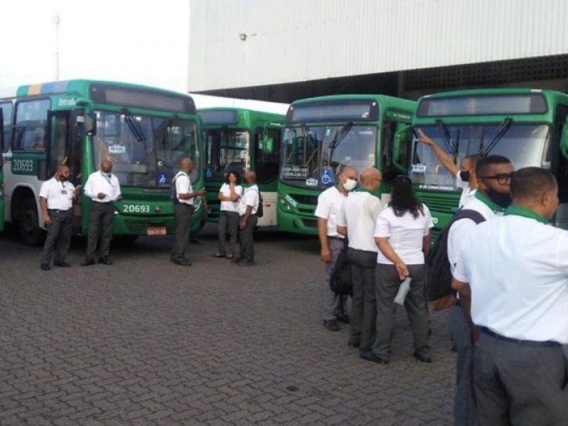 Imagem de Em protesto, ex-funcionários da CSN fecham estação da Lapa e ônibus são desviados