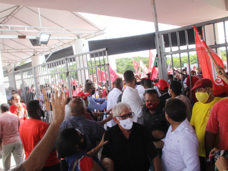 Imagem de Militantes do PT forçam portão e invadem evento com Lula em Salvador; veja vídeo